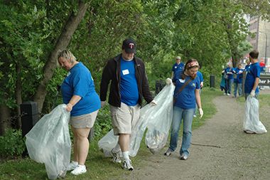 Volunteers from Best Buy Doing Parks Cleanup