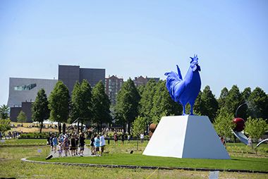 Hahn/Cock Sculpture Draws Large Crowds at Minneapolis Sculpture Garden